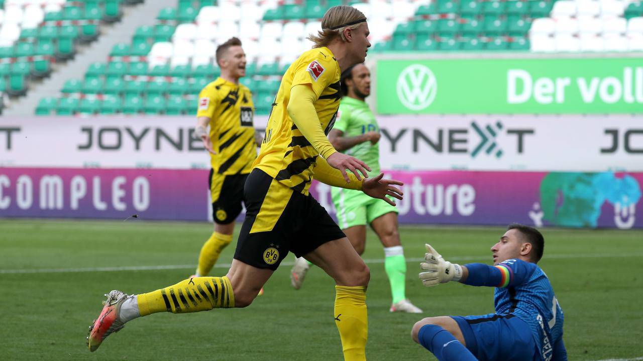 Erling Haaland realizza la doppietta che vale il 2-0 del Borussia Dortmund in casa del Wolfsburg. Due gol da primato