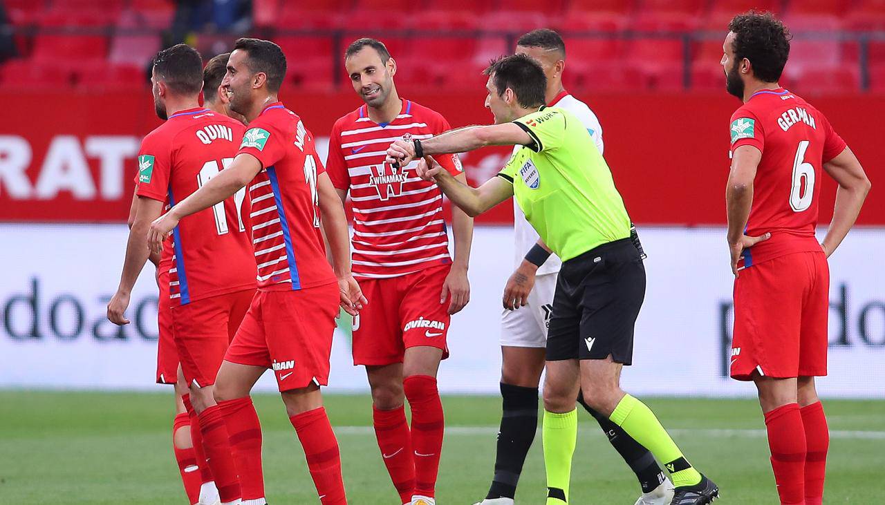 Siviglia-Granada, il recupero è un caos: l'errore dell'arbitro scatena le proteste - Video