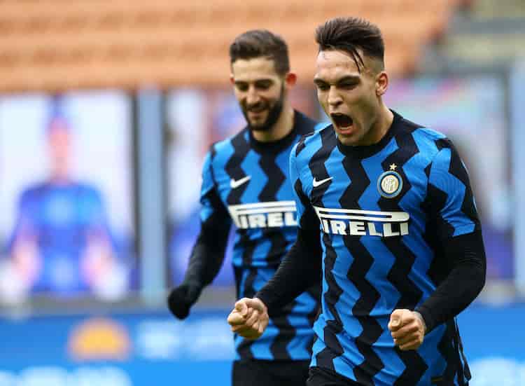 Critiche dei tifosi alla nuova maglia dell'Inter (Getty Images)