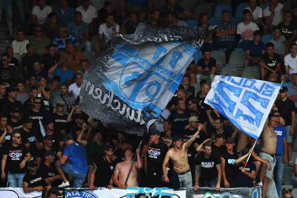 De Graafschap tifosi accompagnano la squadra con trattori