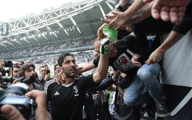 Gianluigi Buffon con i tifosi