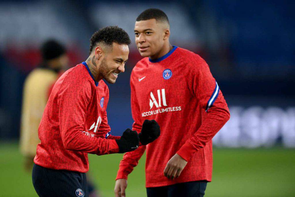 Mbappé e Neymar riscaldamento