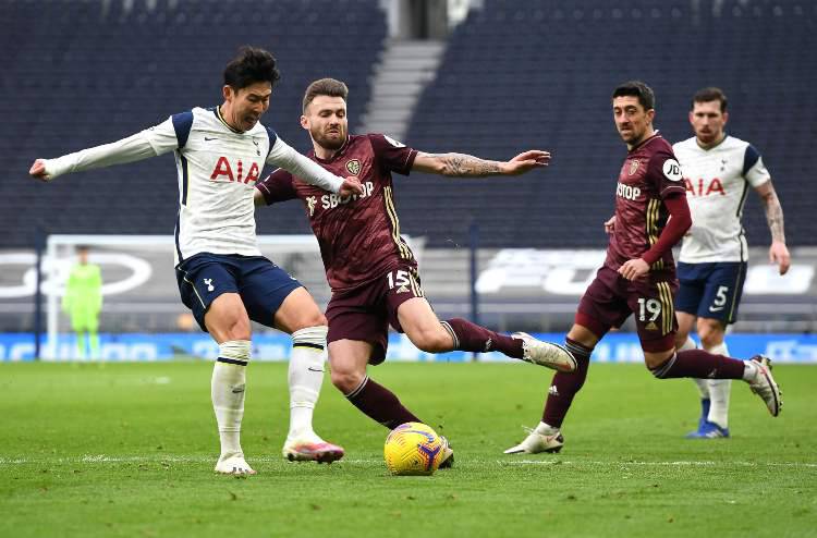 Leeds Tottenham, nella foto un duello fra Son e Dallas (foto Getty)