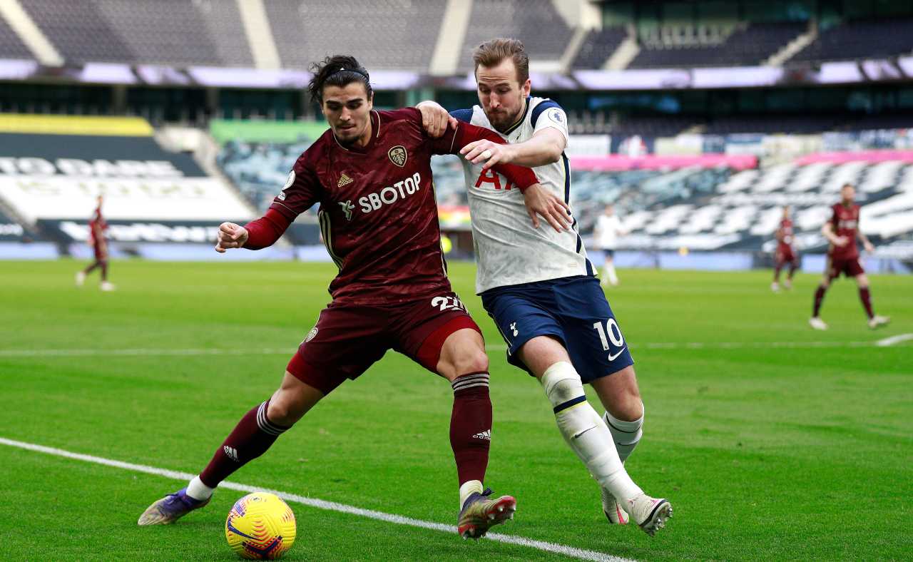 Formazioni Leeds Tottenham, Premier League: nella foto Struijk contro Kane (foto Getty)