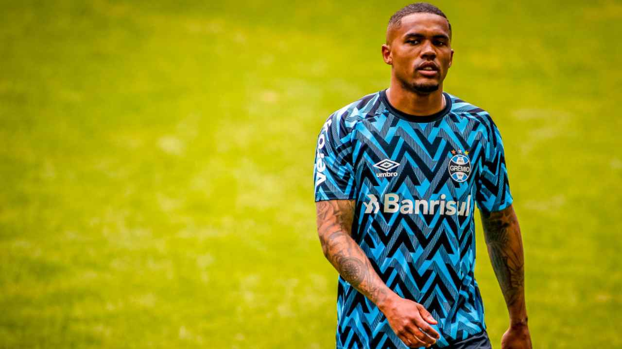 Douglas Costa Gremio Tunnel