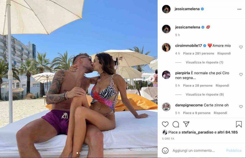 L'attaccante e sua moglie in spiaggia (Instagram)