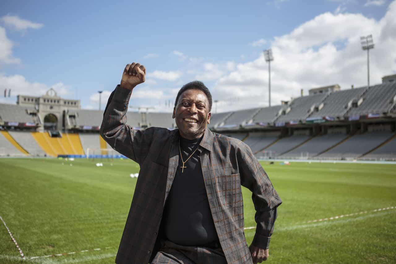 Pelè stregato da una calciatrice (Getty Images)