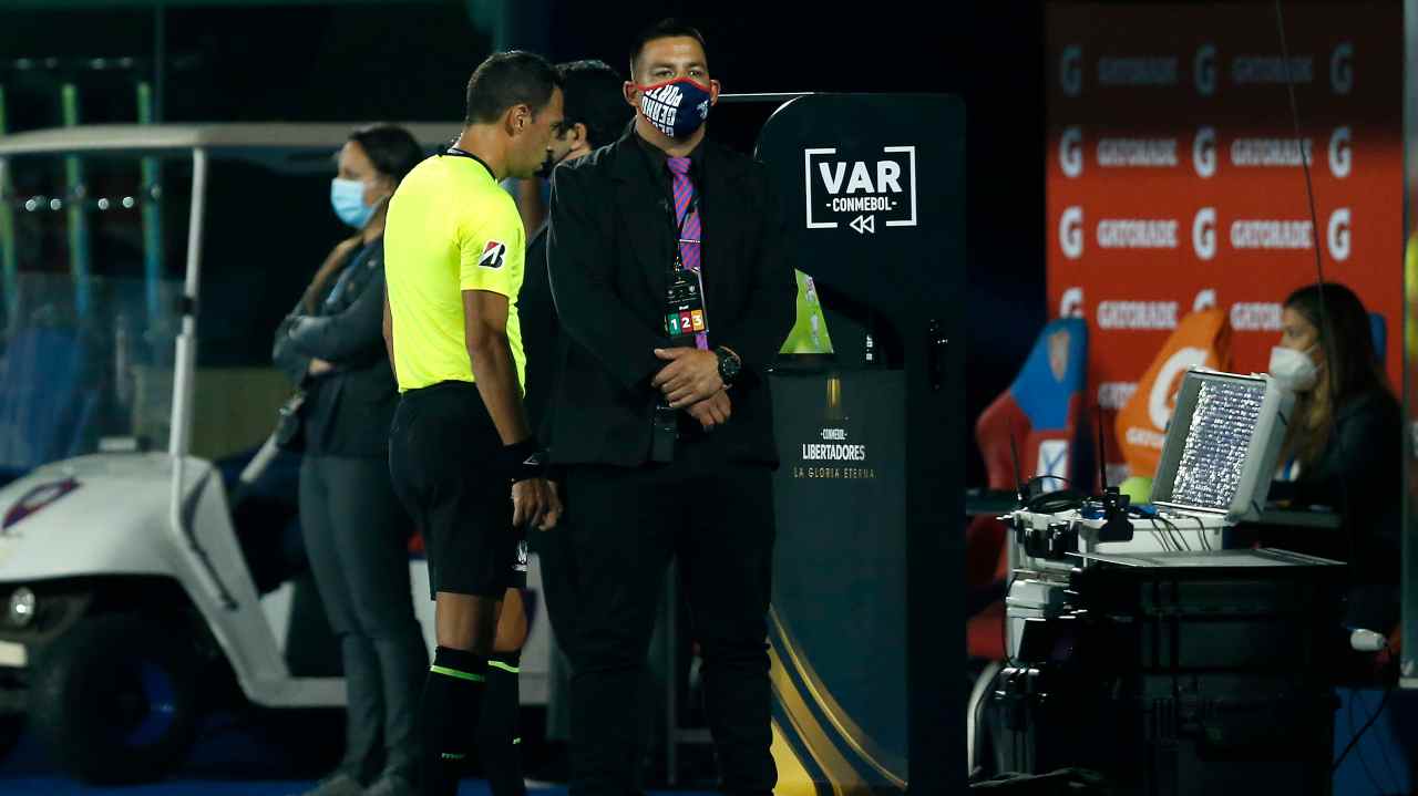 Copa Libertadores, VAR sotto accusa: assurdo errore, la decisione fa discutere