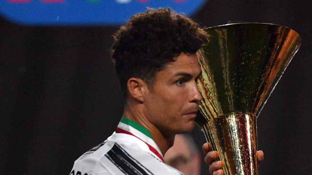 cristiano ronaldo con il trofeo della Serie A 