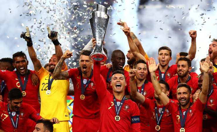 Cristiano Ronaldo alza il trofeo della Nations League