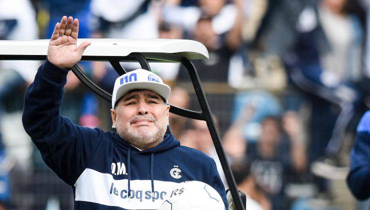 Diego Armando Maradona saluta i tifosi