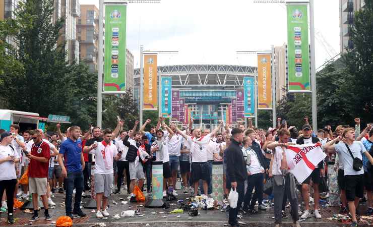 I tifosi inglesi fuori il Wembley Stadium