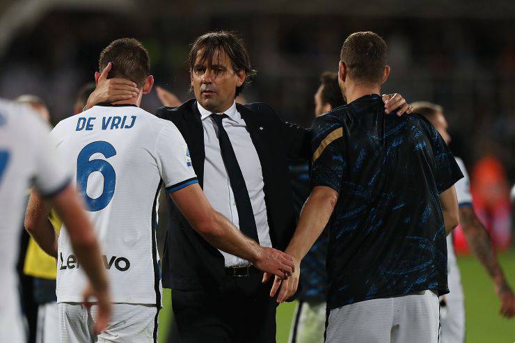 Inzaghi abbraccia i suoi calciatori