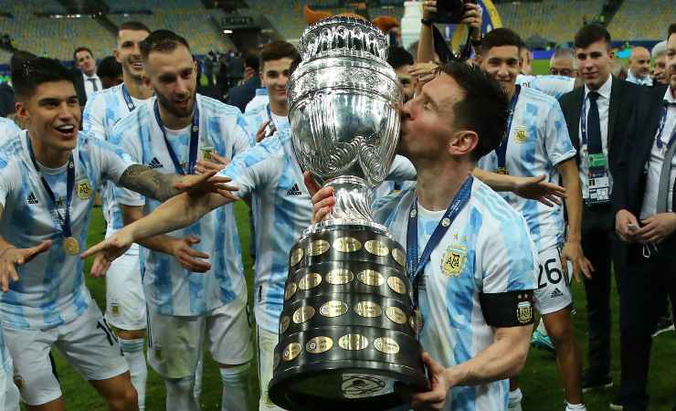 Lionel Messi bacia la coppa