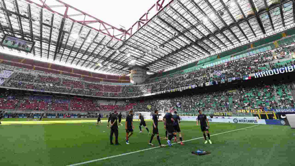 Stadio San Siro con i tifosi