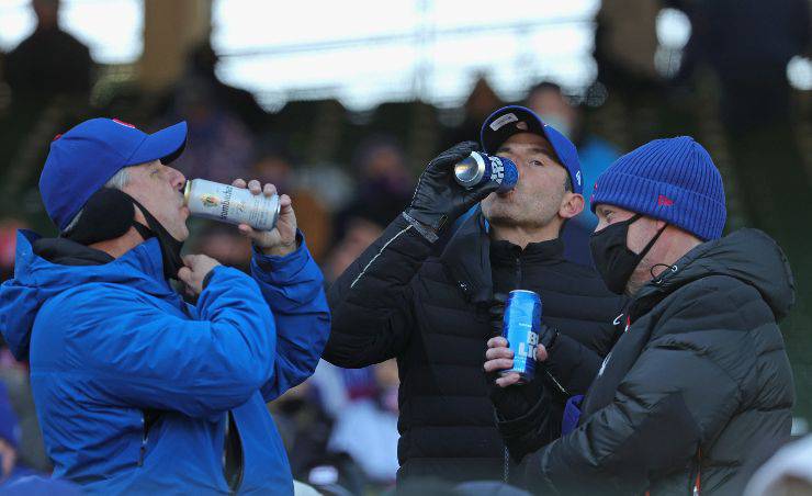 Tifosi bevono delle birre 