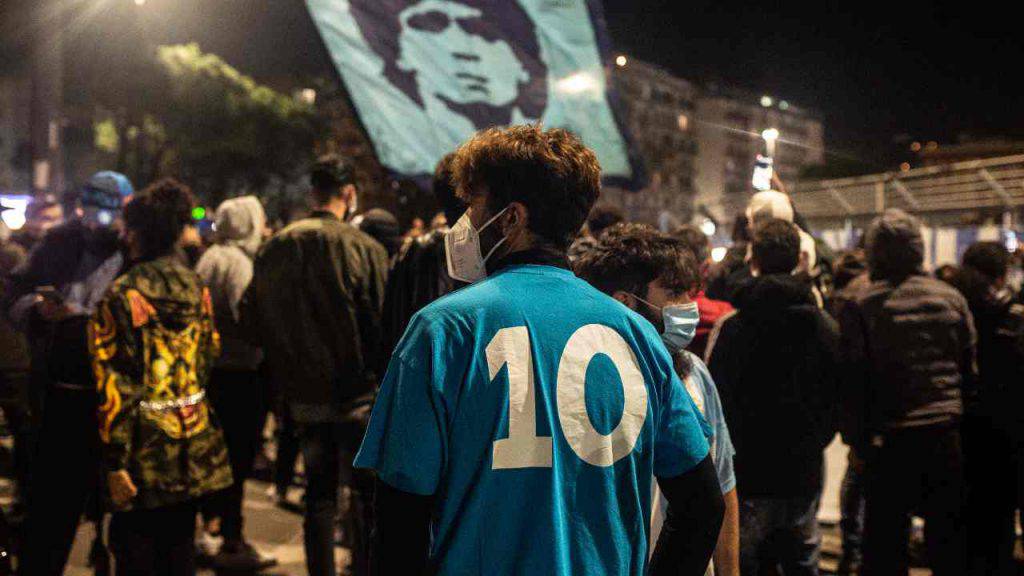Tifoso del Napoli con la maglia dedicata a Maradona 