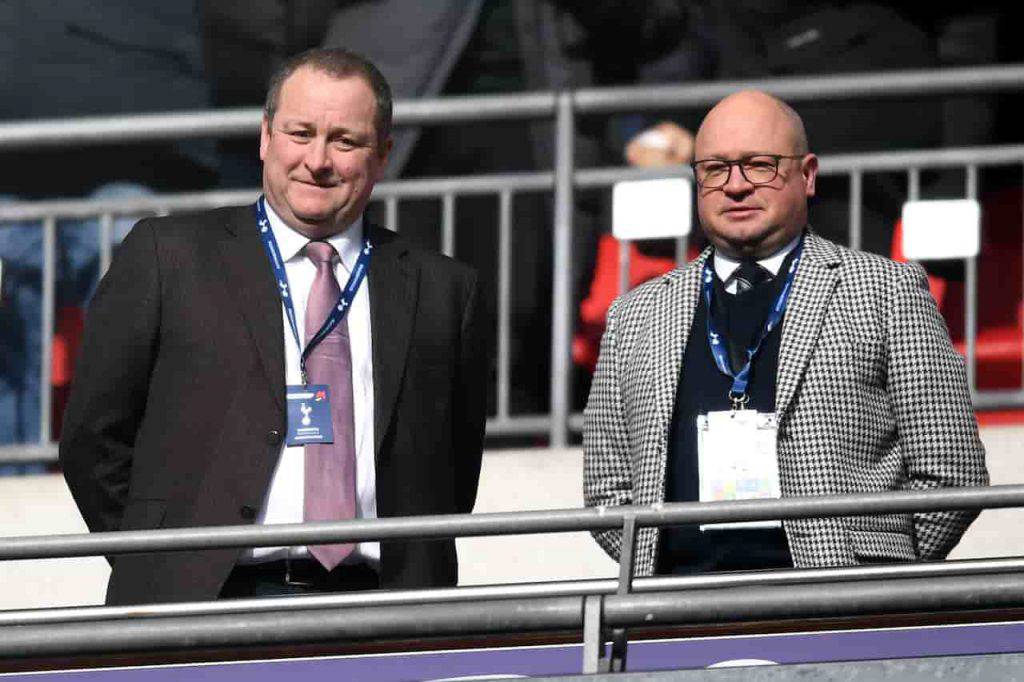 Tottenham, Mike Ashley festeggia dopo la cessione del club (Getty Images)
