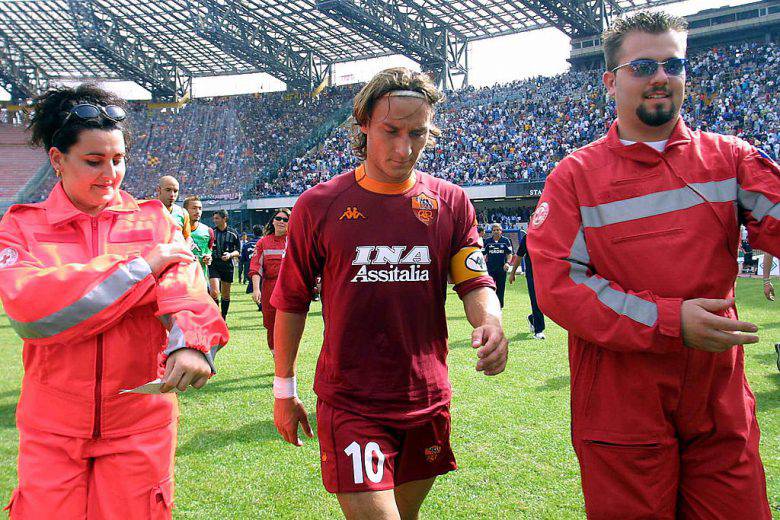 Totti con la maglia della Roma al San Paolo