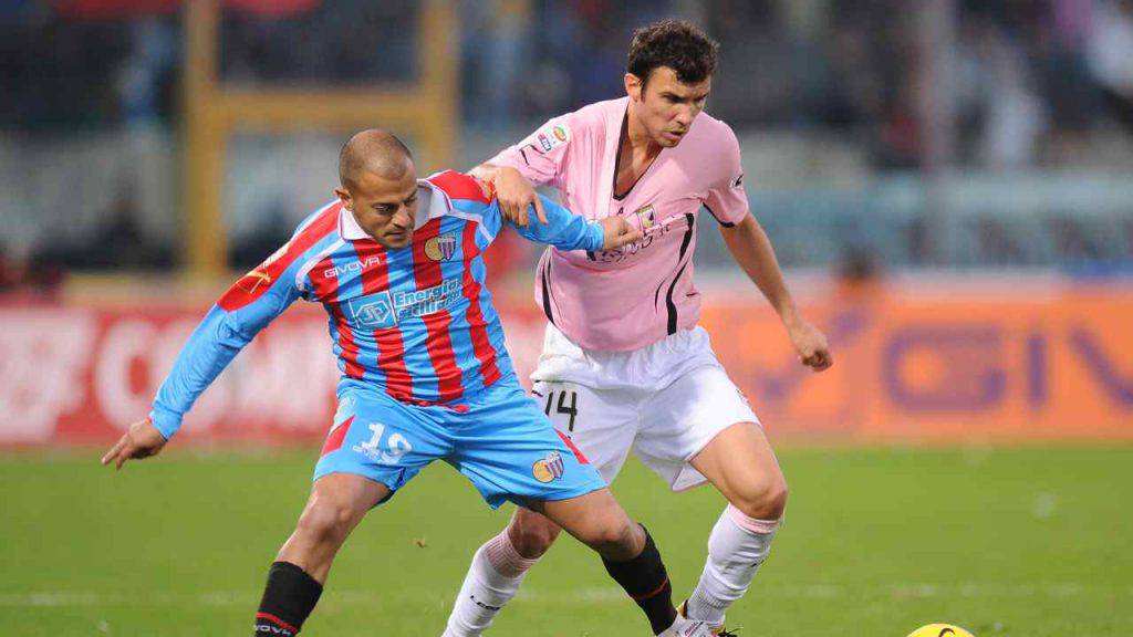 Un'azione di gioco tra Catania e Palermo