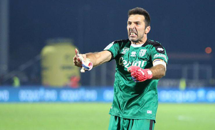 Gigi Buffon esulta con la maglia del Parma