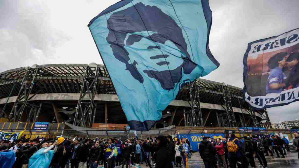 I tifosi ricordano Maradona fuori lo stadio