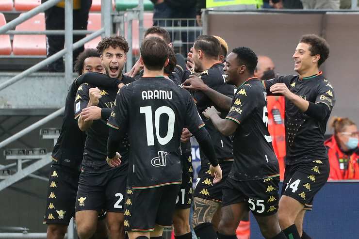 Il Venezia esulta dopo un gol alla Roma