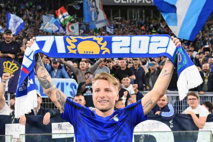 Immobile festeggia con la sciarpa della Lazio 