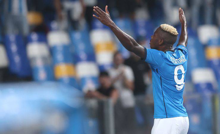 Osimhen esulta con i tifosi del Napoli