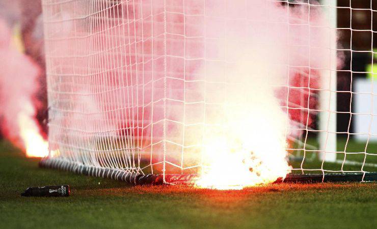 Petardo su un campo da calcio 