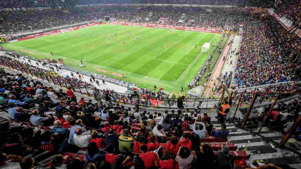 San Siro con i tifosi al derby