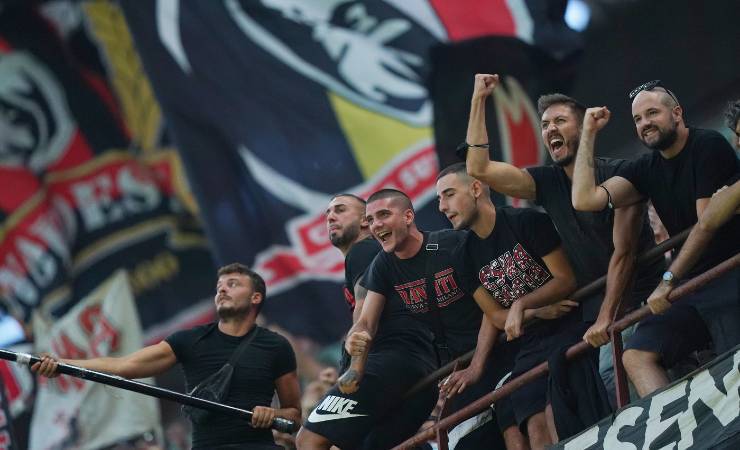 Tifosi rossoneri a San Siro 