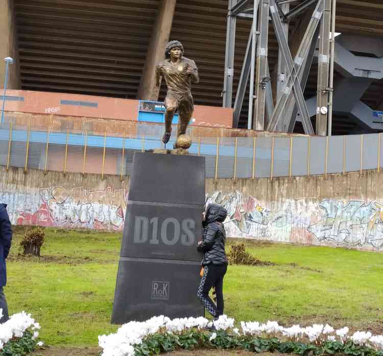 Svelata la statua di Diego Maradona fuori dallo stadio di Napoli a lui intitolato. A un anno dalla morte del Pibe de Oro, l'omaggio piace ai tifosi. CalcioToday ha documentato tutto