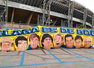Maradona, svelata la statua all'ingresso dello stadio: la gioia dei tifosi