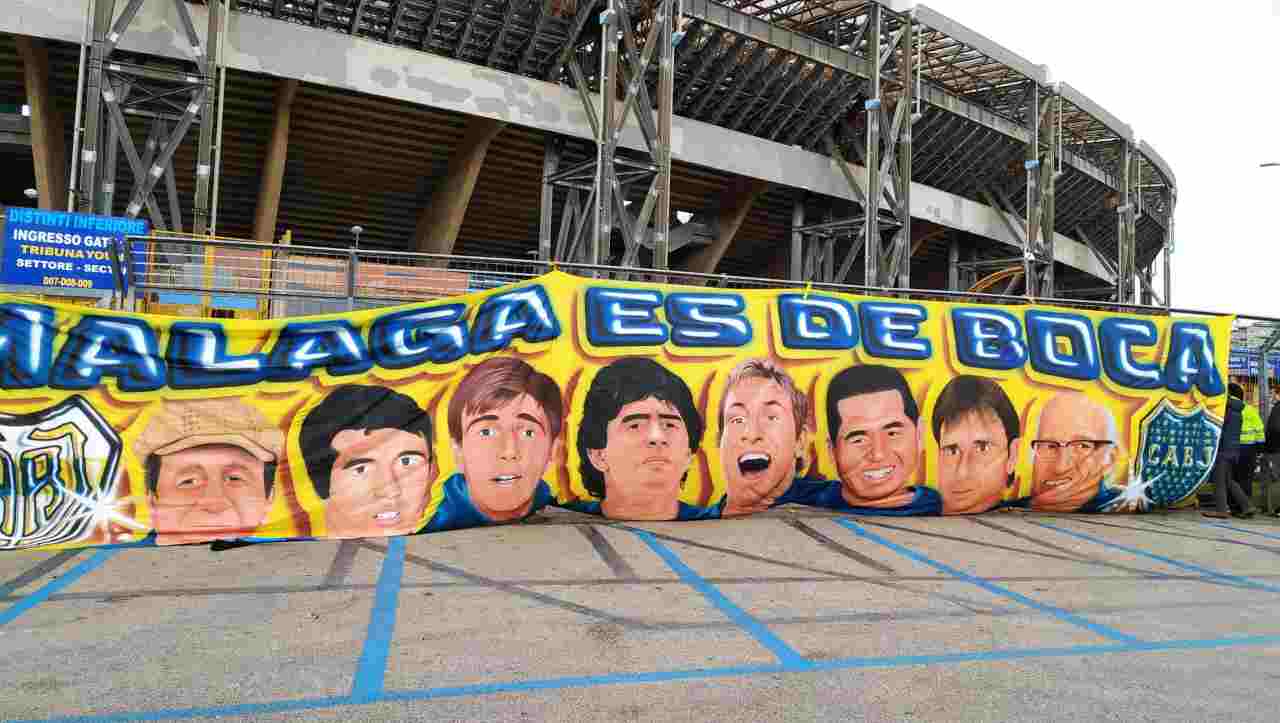 Maradona, svelata la statua all'ingresso dello stadio: la gioia dei tifosi
