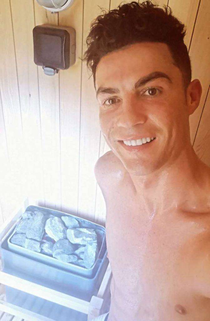 Cristiano Ronaldo in una sauna il 25 dicembre 
