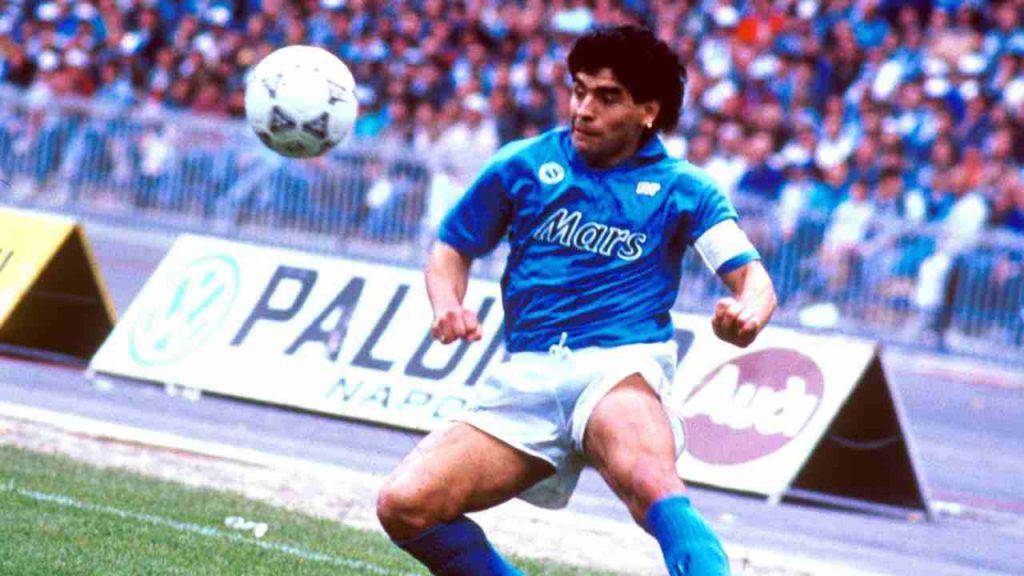 Maradona in azione col Napoli 