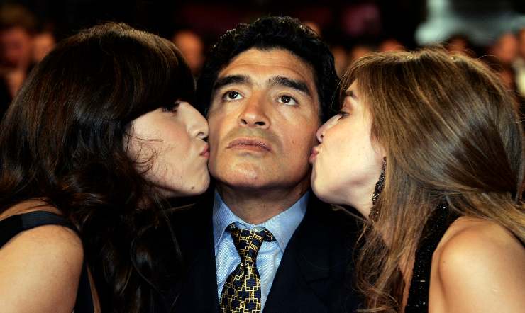 Giannina (sx) bacia Diego Maradona 