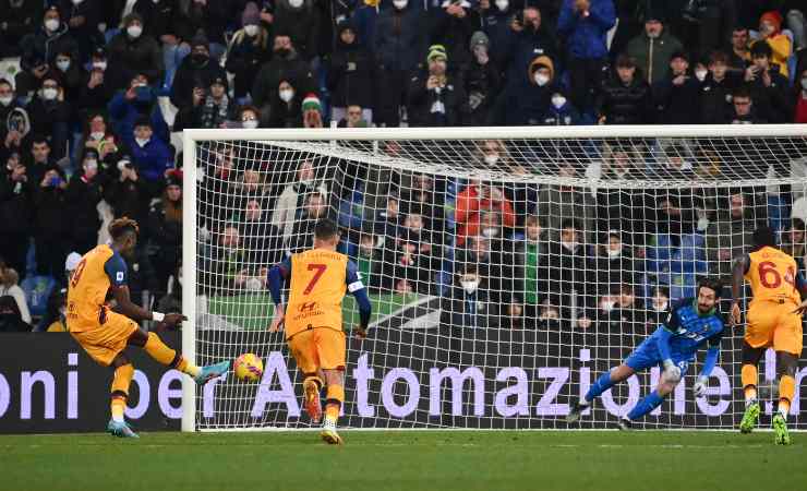 Abraham su rigore in Sassuolo-Roma 