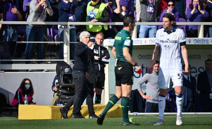 Gasperini si lamenta con l'arbitro 