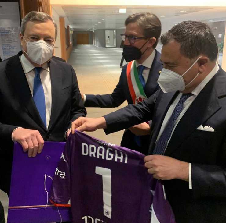 Mario Draghi con la maglia della Fiorentina