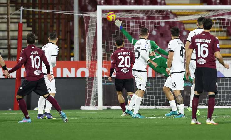 Salernitana-Spezia punizione Verdi 20220207 calciotoday