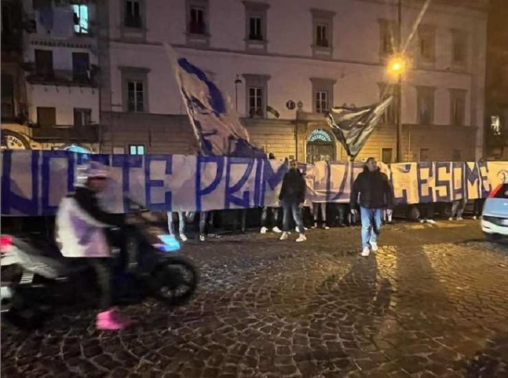 Striscione dei tifosi del Napoli: "Notte prima dell'esame" 