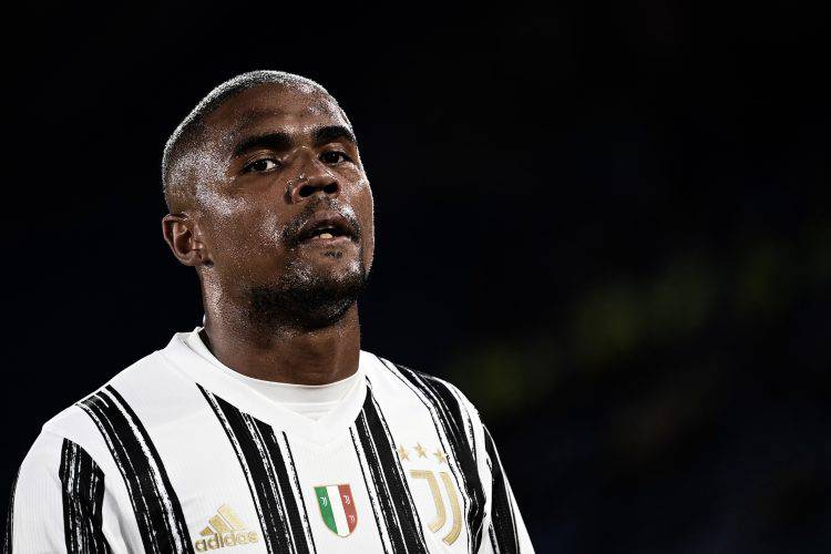 Juventus, via Douglas Costa: tifosi divisi