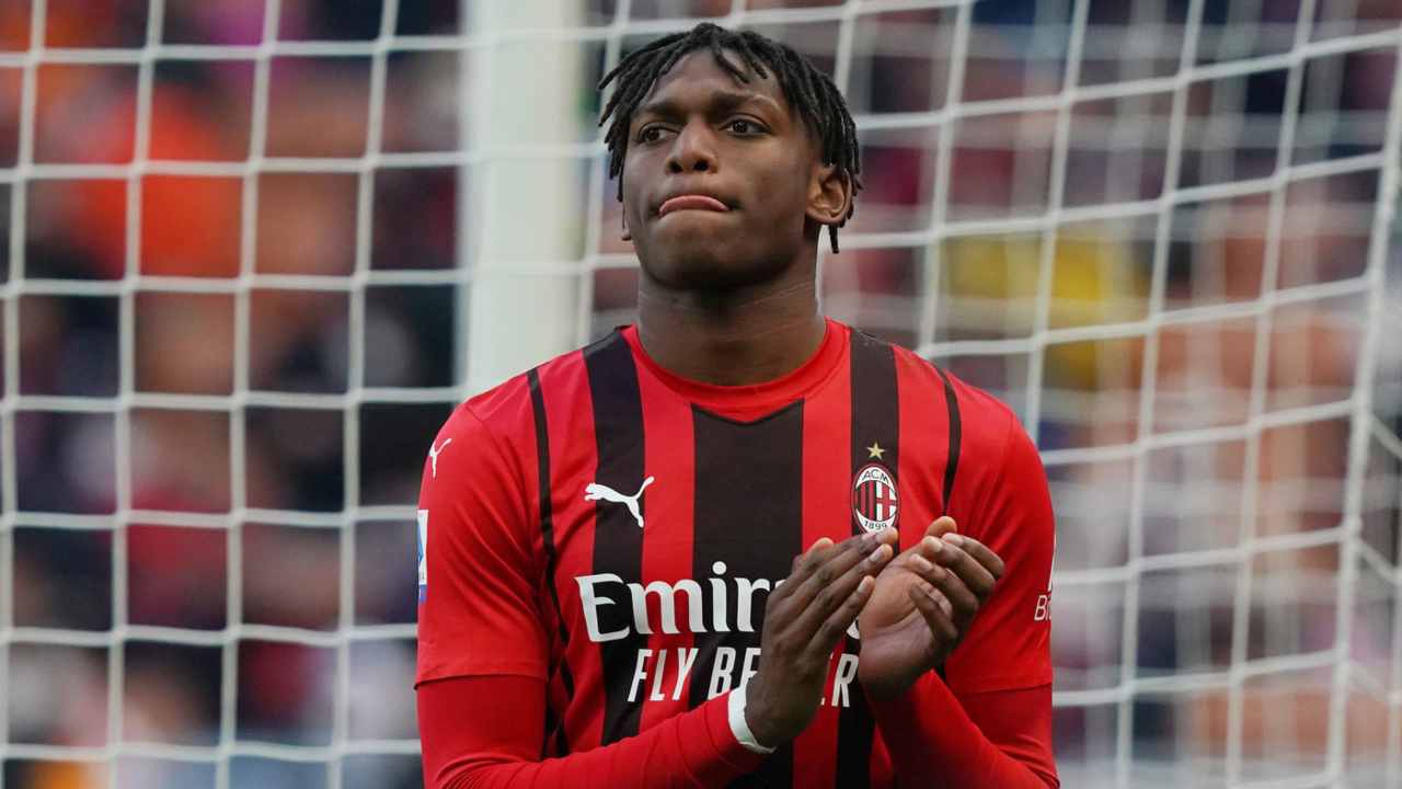 Leao, che pessima notizia per il Milan: questa proprio non ci voleva