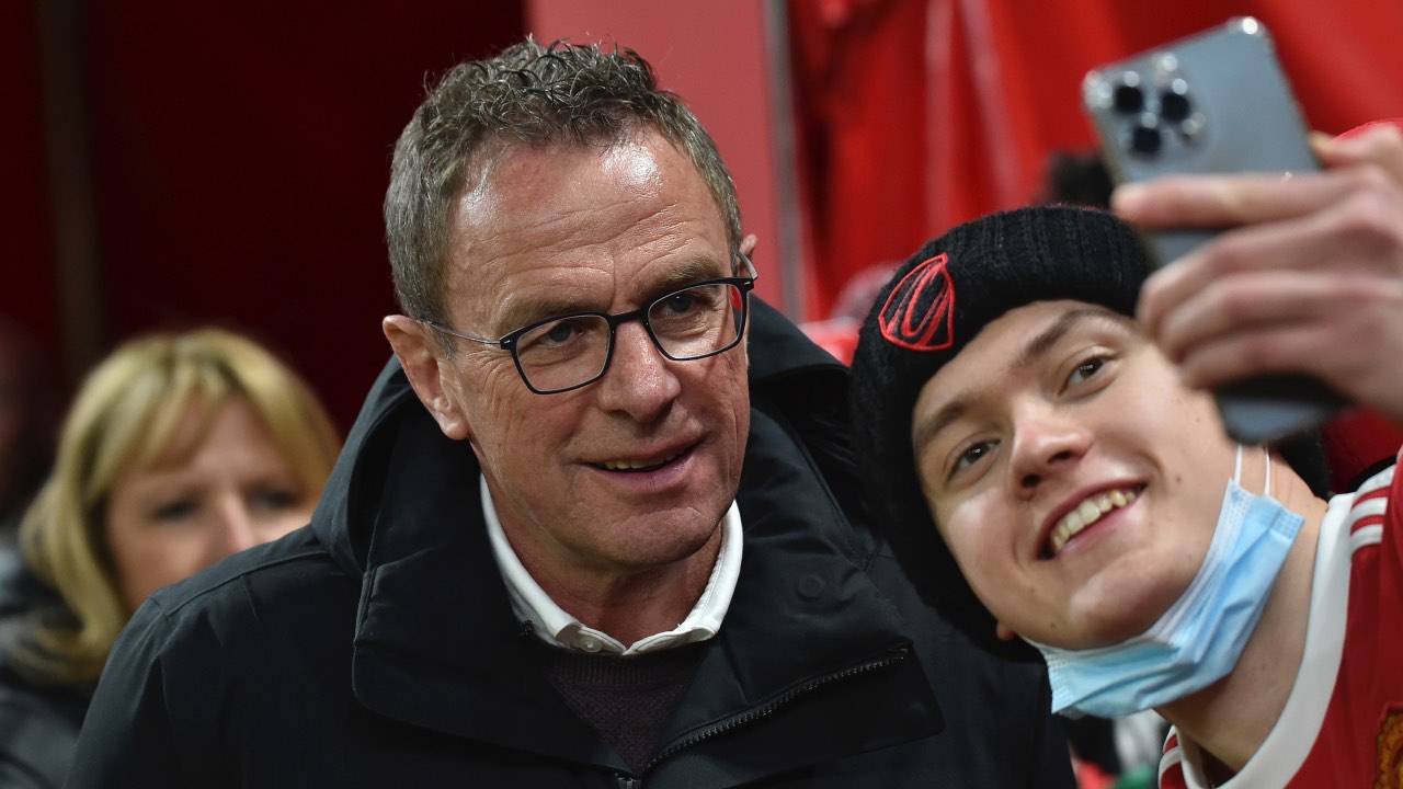 manchester united rangnick fan selfie calciotoday 20220218 LaPresse