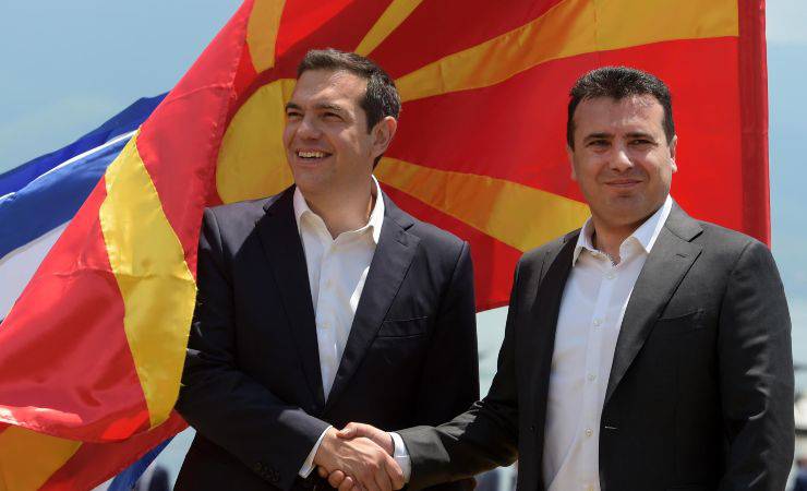 Accordo di Prespa: a sinistra Tsipras, a destra Zaev