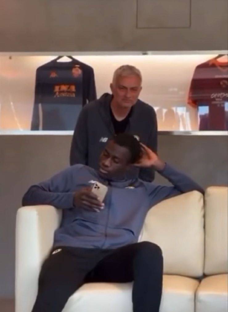 Mourinho spia il cellulare di Felix Afena Gyan