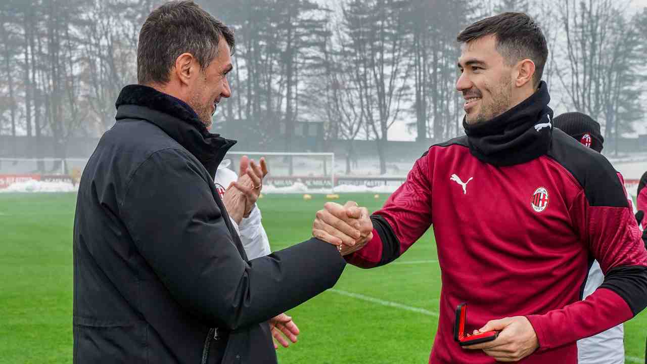 Il difensore del Milan Alessio Romagnoli con Paolo Maldini 