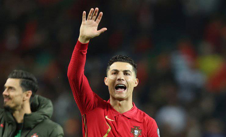 CR7 con la divisa del Portogallo